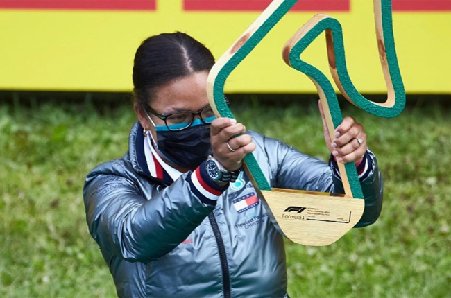 stephanie travers shows trophy