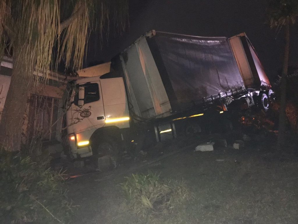 Pinetown truck accident driver dies, crush cars