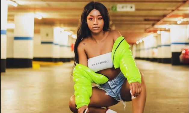 Kamo Mphela falls on stage idols