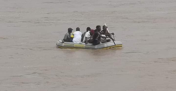 Video: Zimbabweans Dice With Death By Crossing Crocodile Infested Limpopo River