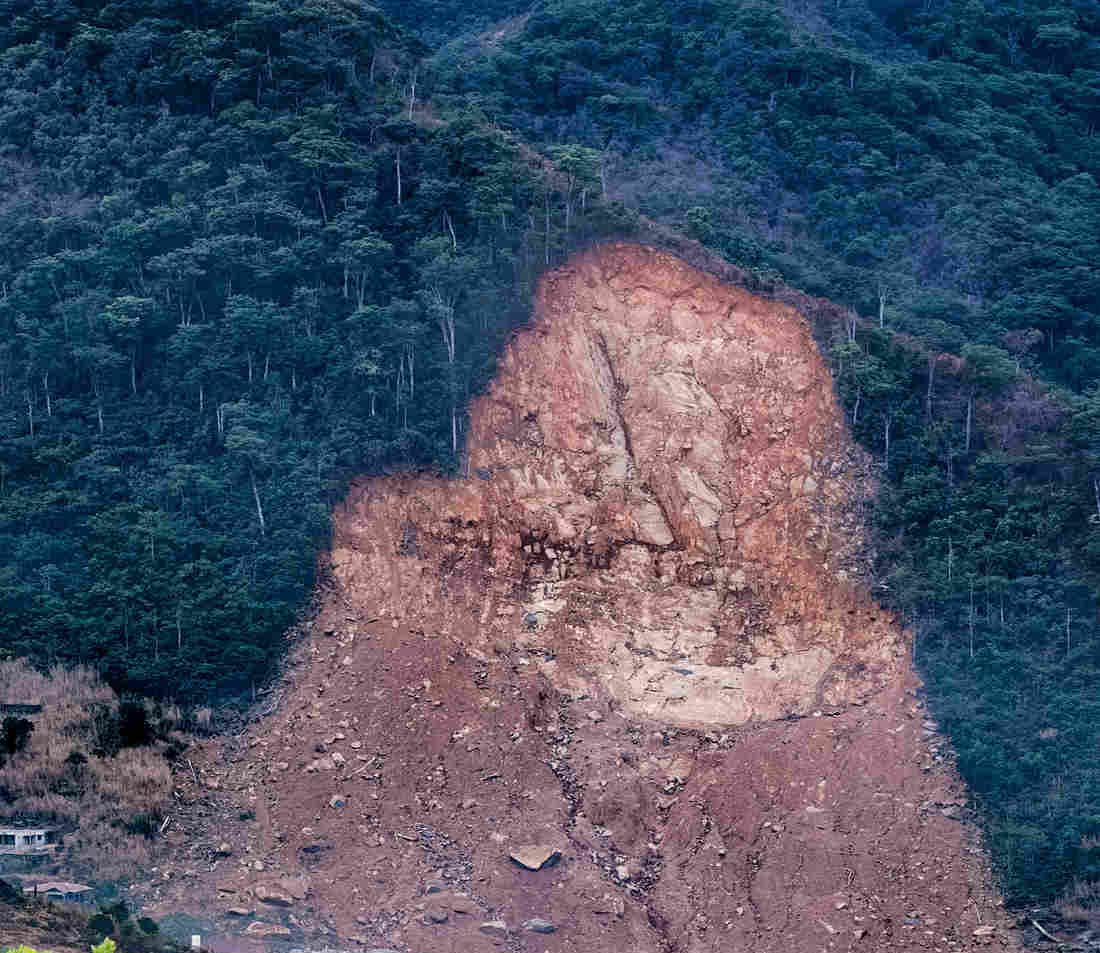 Mudslides damage Chimanimani roads