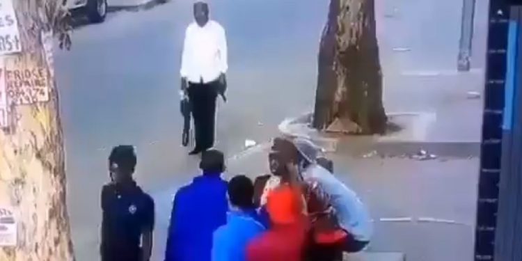 Video: Street robbery went wrong, victim pulls a gun on Hillbrow thugs