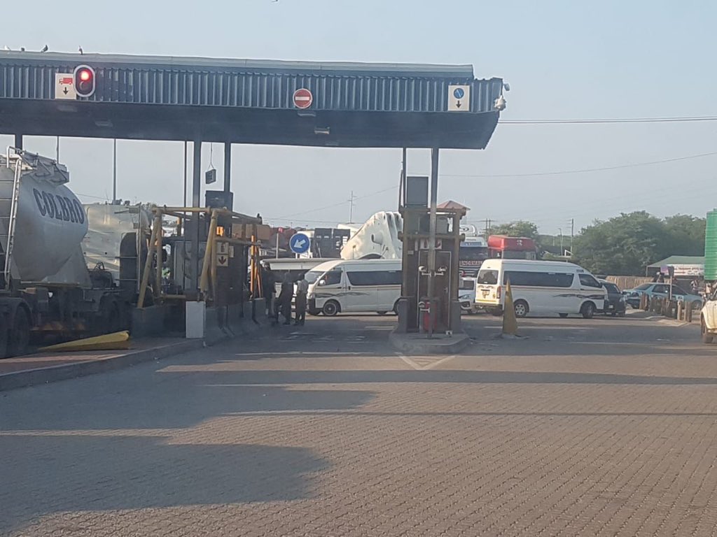 South African taxi drivers protesting to forcefully open the Zimbabwean boarder side