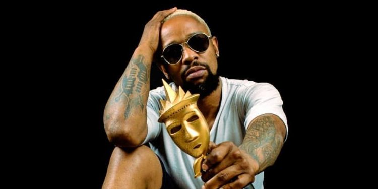 The Queen's Shaka strikes a pose with naked booty