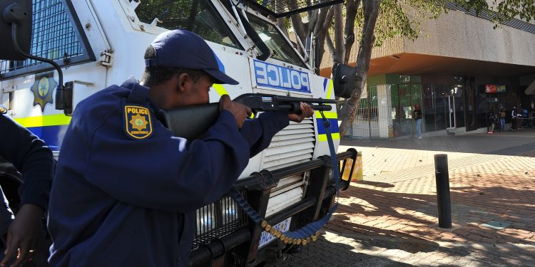 Watch Police officer hilariously misses his aim after banging on a pole