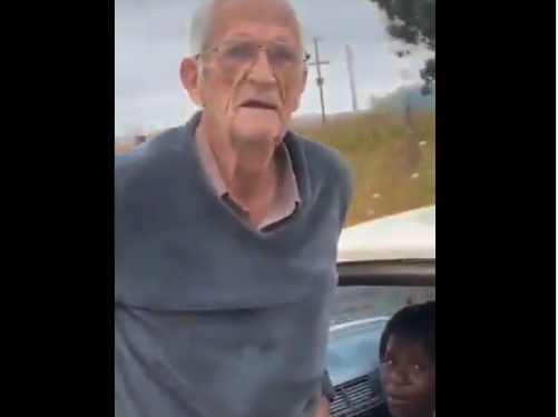 Video: Old man caught having s-ex with a young lady in the middle of the road