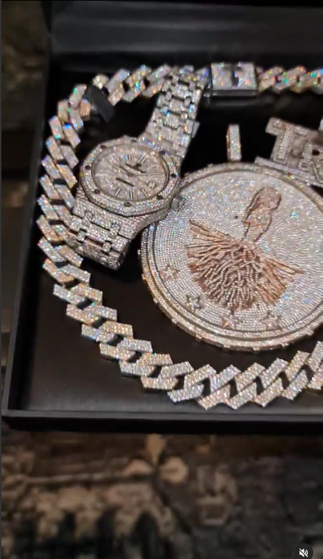 Cassper's chain with a Family Tree Logo