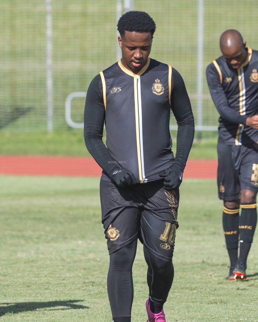 'Embarrassing' Andile Mpisane fails simple passes during Royal AM vs Sundowns warm-up (watch video)