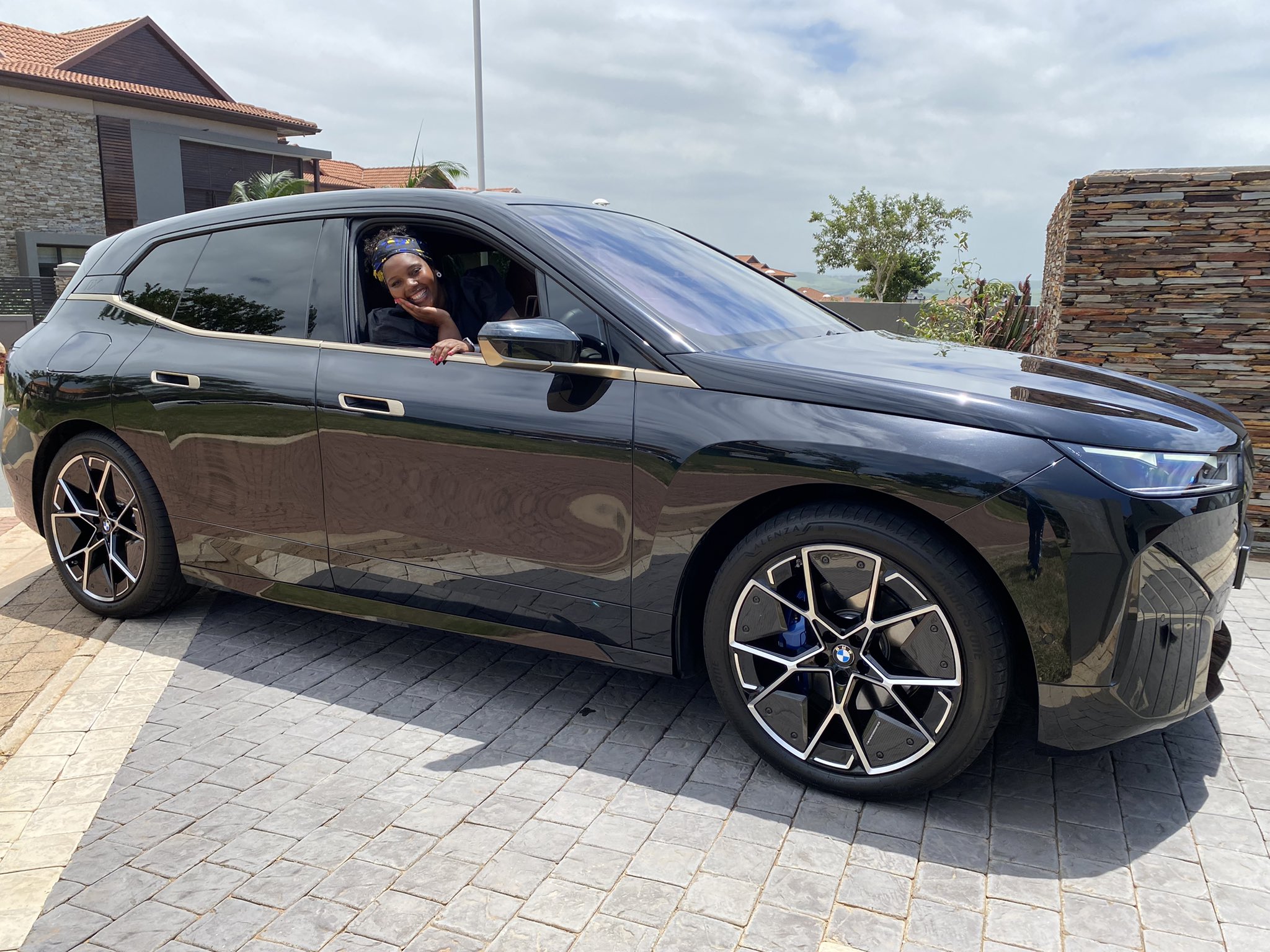 Media Personality Nonkanyiso Conco show's off new R3.6 million BMW iX limited edition (Image credits/@la_conco)