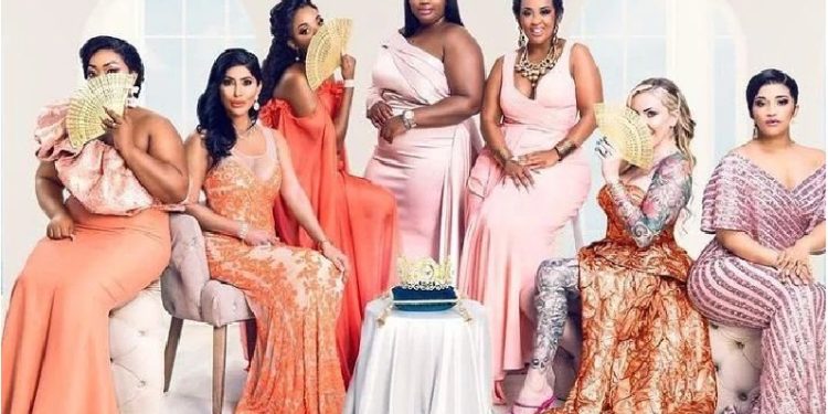 Laconco teaches the ladies how to speak IsiZulu