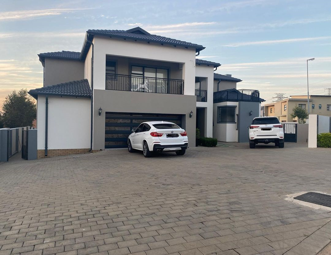 DJ Zinhle's stunning R18 million mansion - Source: Twitter