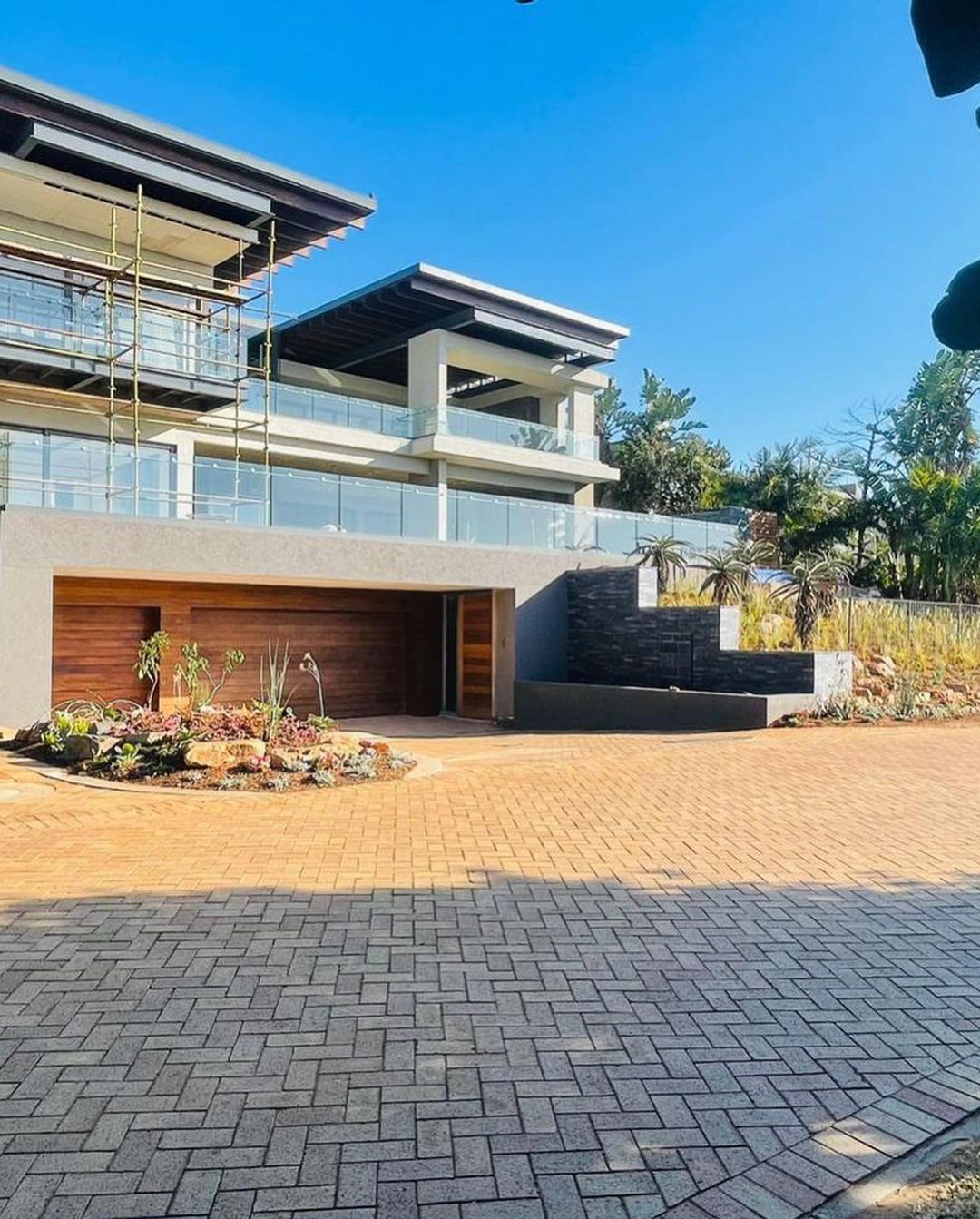 Former Isibaya and Abomama actress Asavela Mngqithi shares pictures of her stunning mansion. Image: Instagram/Asavela Mngqithi 