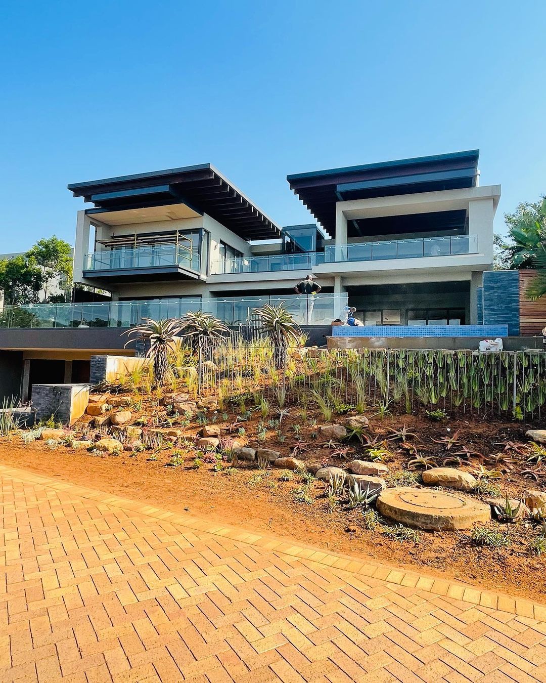 Former Isibaya and Abomama actress Asavela Mngqithi shares pictures of her stunning mansion. Image: Instagram/Asavela Mngqithi