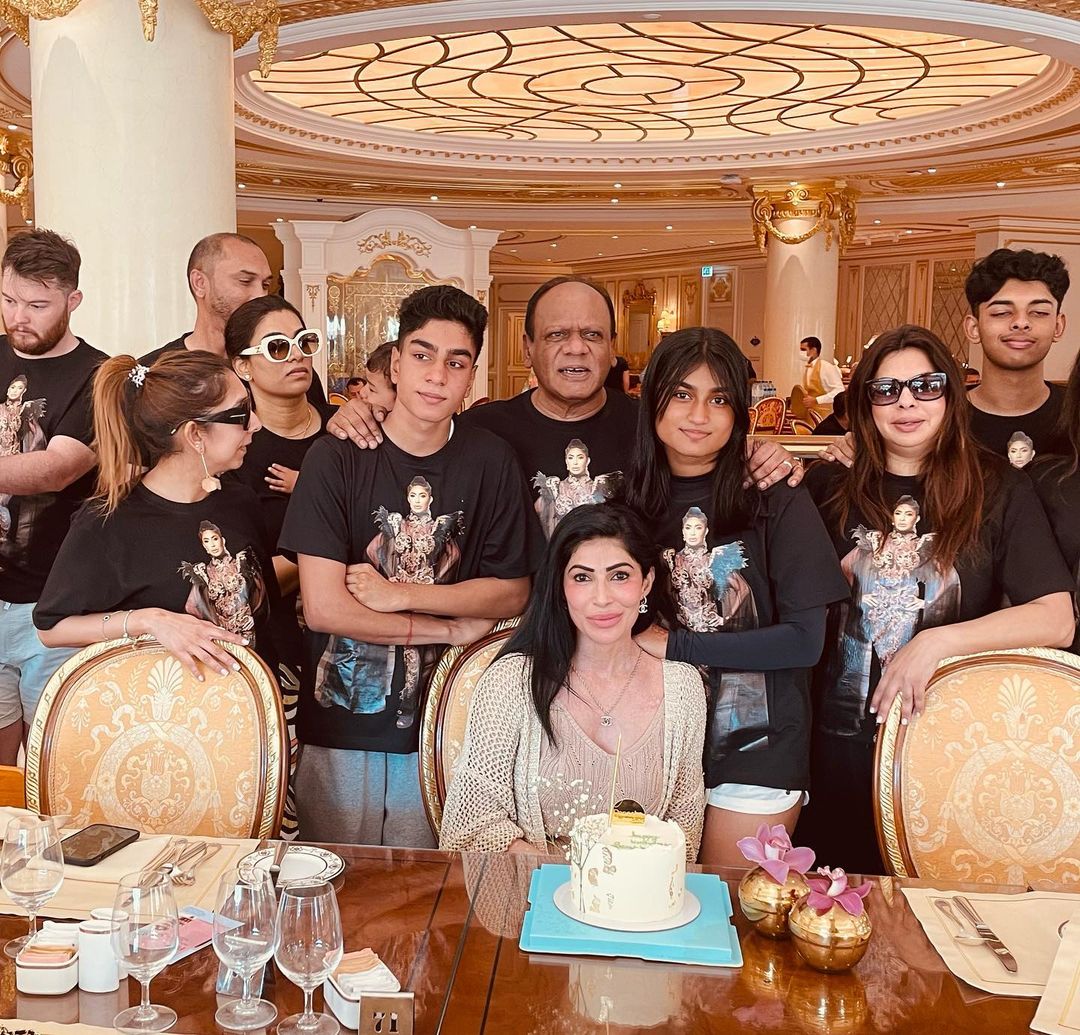 Sorisha celebrating with her entire family. 