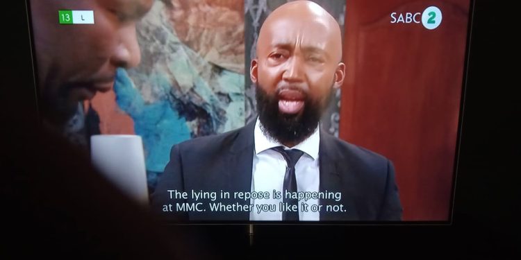 Muvhango A fight breaks out at MMC between James and Azwindini and Moipone's body falls out of her casket.