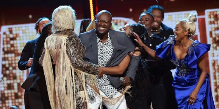 Idols SA winner Thapelo Molomo now selling eggs from the boot of his car on the streets