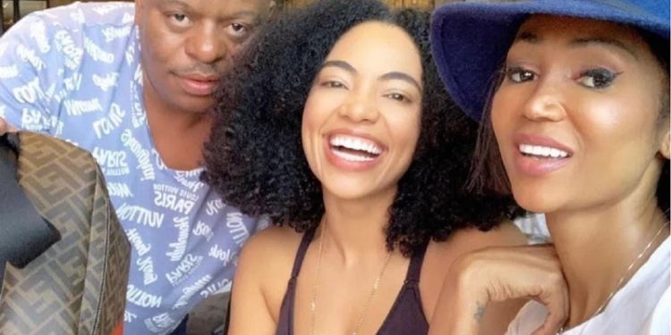 Amanda du Pont with Bafana. Image from Twitter@musakhawula